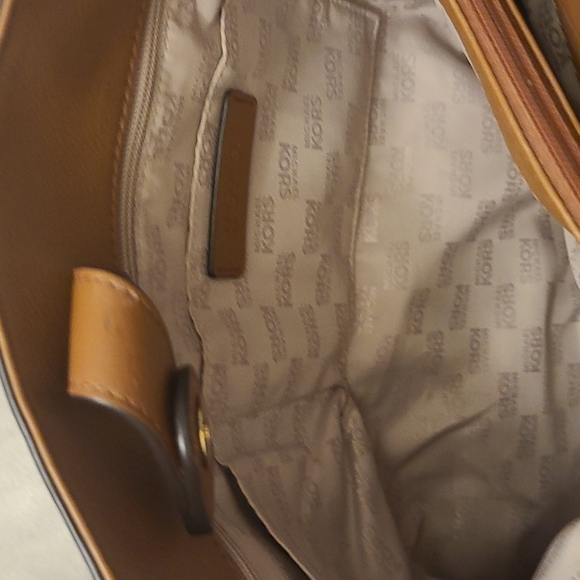 Authentic Michael Kors pebbled Leather Large Satchel - Picture 6 of 12